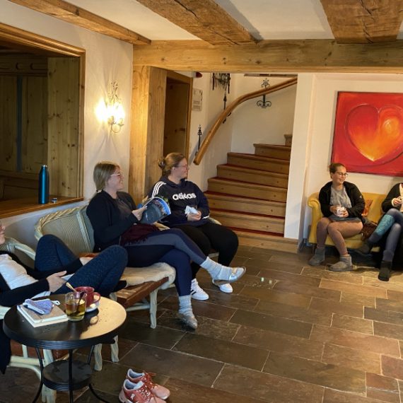 Gemütliches Beisammensein beim Yoga Retreat